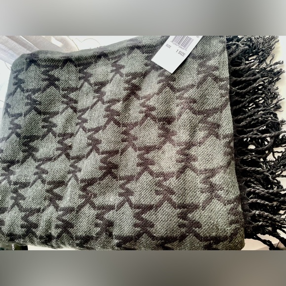 Michael Kors super soft plush pancho/blanket ! Super cute. Brand new - Picture 1 of 3
